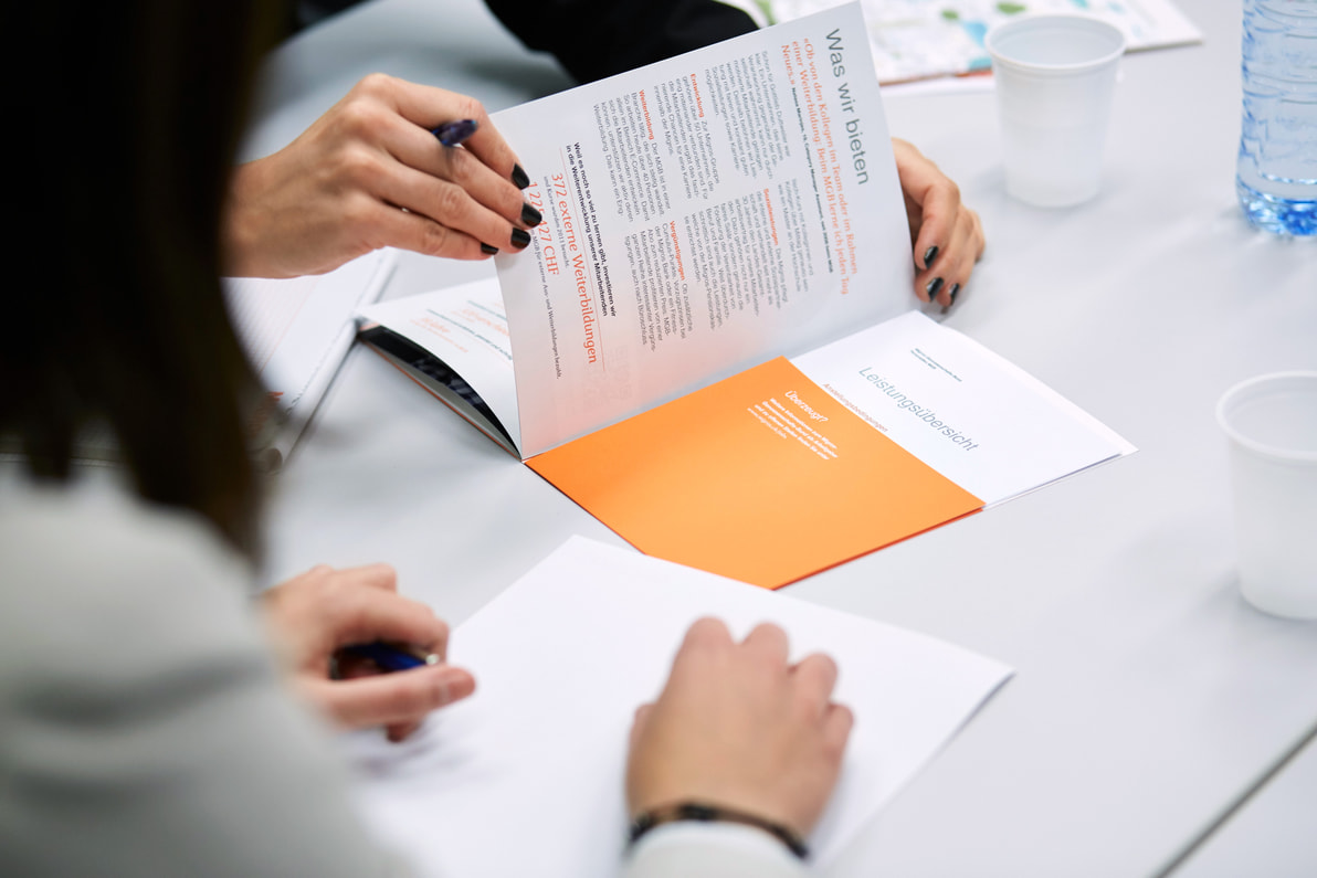 Brochure feuille à feuille avec les mains Brochure feuille à feuille avec les mains
